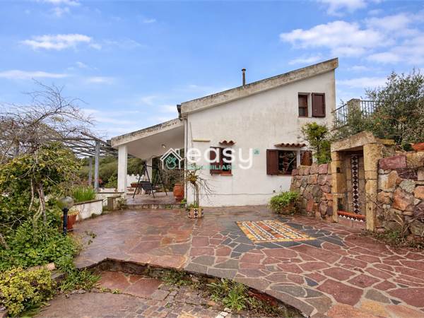 Indipendente immersa nella natura con terrazza e vista panoramica